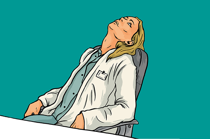 Erschöpfte Ärztin in weißem Kittel vor türkisem Hintergrund lehnt sich in ihrem Stuhl zurück und denkt müde über die Mängel und Folgen der Vosrorge nach.