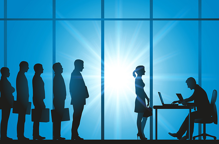Silhouetten von Menschen bei einer Jobkandidatur in einem Büro mit Glasfenstern vor blauem Himmel, bei der eine Frau vor dem Arbeitgeber steht, während 8 Männer hinter ihr in der Schlange warten.